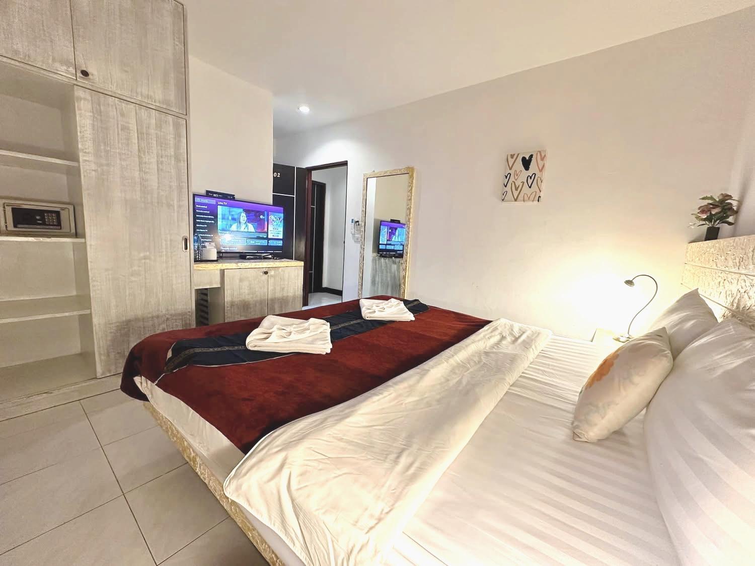 The Shades Hotel 50 Meter Beach Front Patong Exterior foto